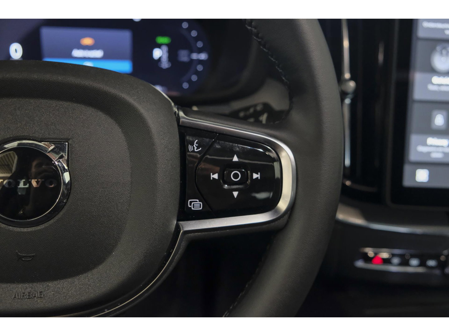 Volvo XC60 2.0 T8 455pk Plus Black edition Panoramadak *BTW* Styling pack 22" LMV Harman/Kardon Bomvol!!