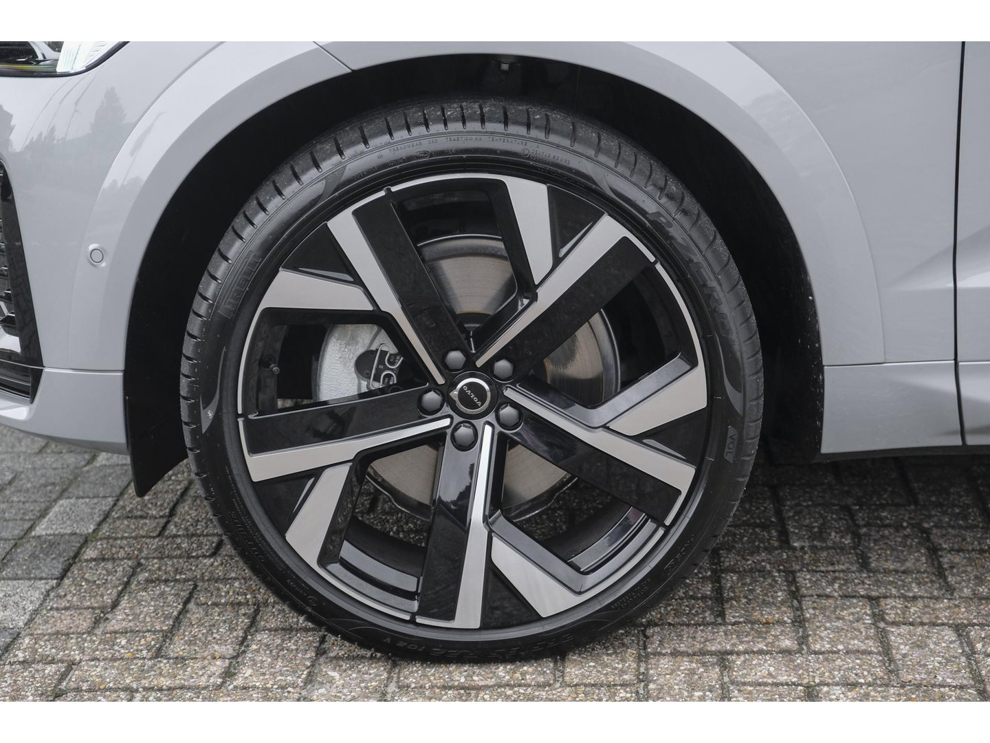Volvo XC60 2.0 T8 455pk Plus Black edition Panoramadak *BTW* Styling pack 22" LMV Harman/Kardon Bomvol!!