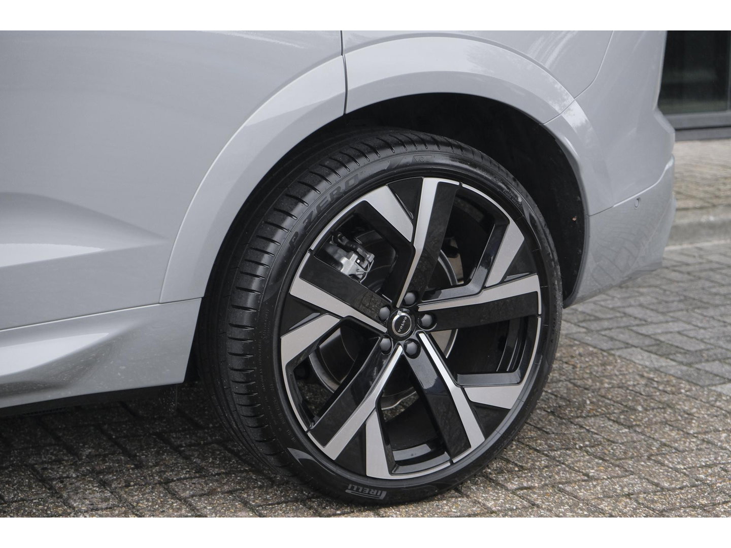 Volvo XC60 2.0 T8 455pk Plus Black edition Panoramadak *BTW* Styling pack 22" LMV Harman/Kardon Bomvol!!