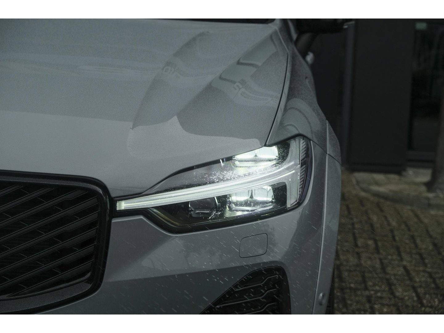 Volvo XC60 2.0 T8 455pk Plus Black edition Panoramadak *BTW* Styling pack 22" LMV Harman/Kardon Bomvol!!