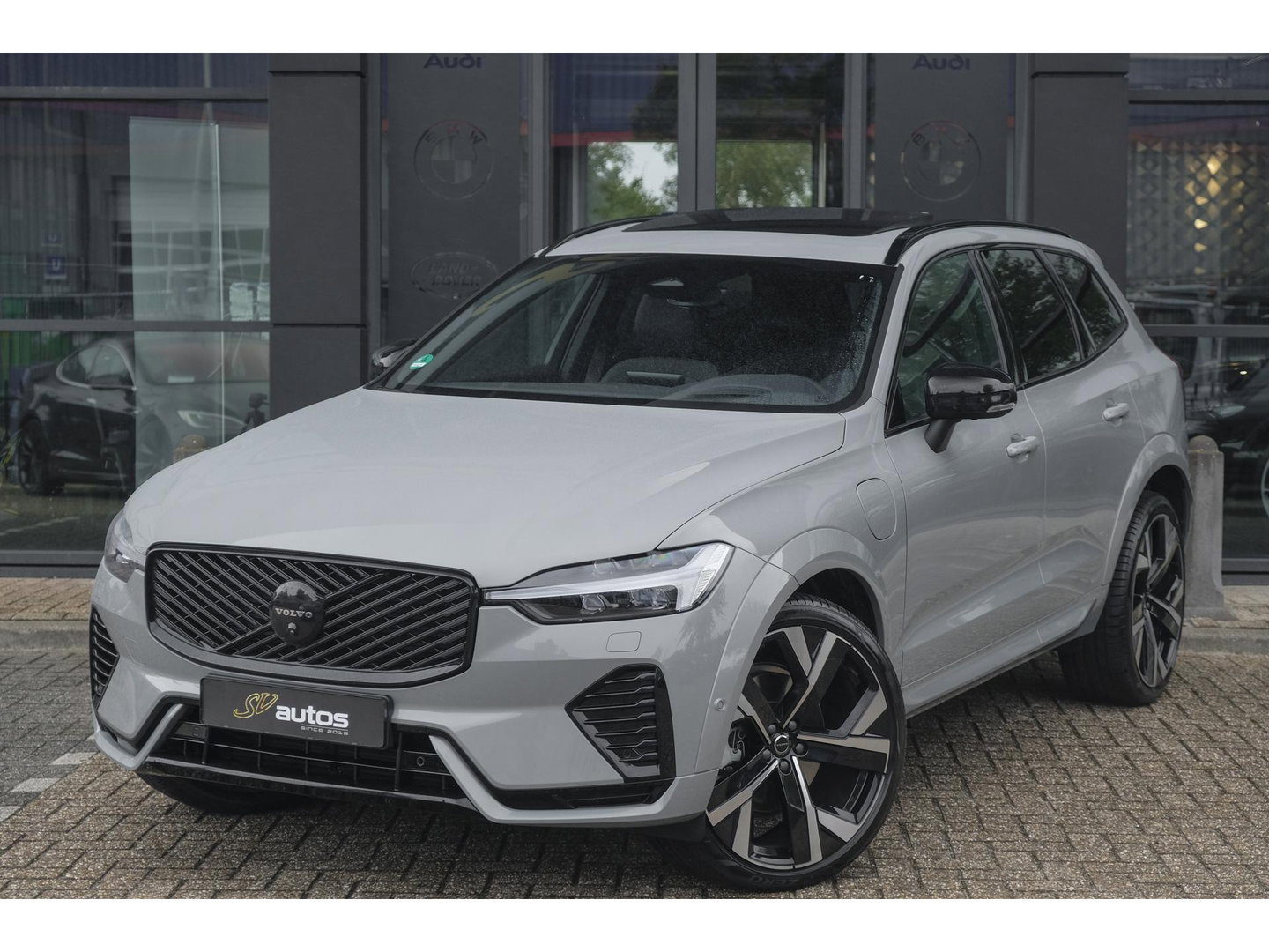 Volvo XC60 2.0 T8 455pk Plus Black edition Panoramadak *BTW* Styling pack 22" LMV Harman/Kardon Bomvol!!
