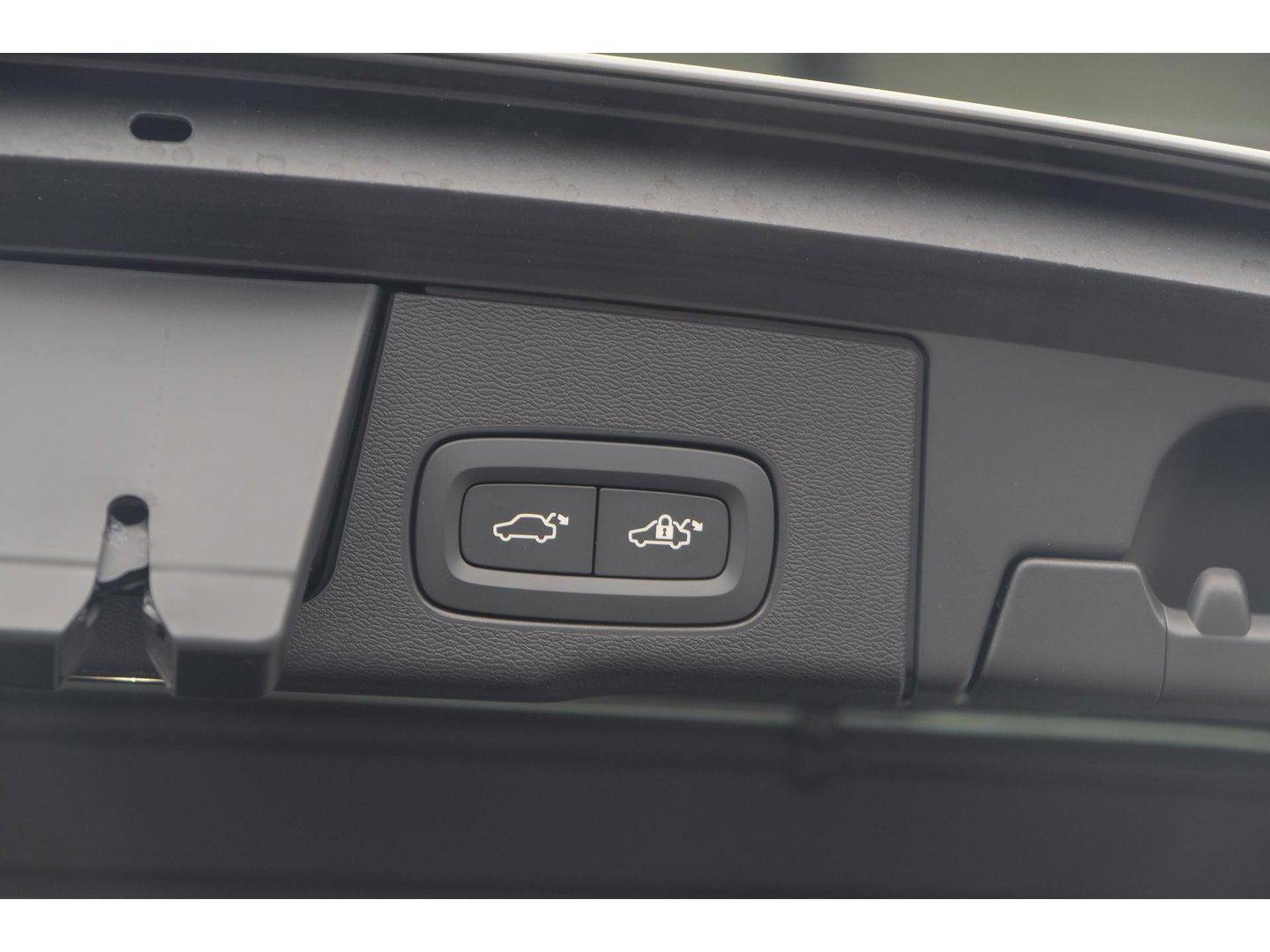 Volvo XC60 2.0 T8 455pk Plus Black edition Panoramadak *BTW* Styling pack 22" LMV Harman/Kardon Bomvol!!