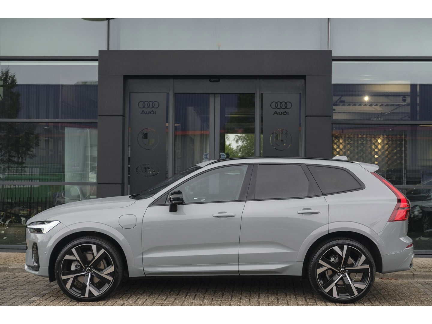 Volvo XC60 2.0 T8 455pk Plus Black edition Panoramadak *BTW* Styling pack 22" LMV Harman/Kardon Bomvol!!