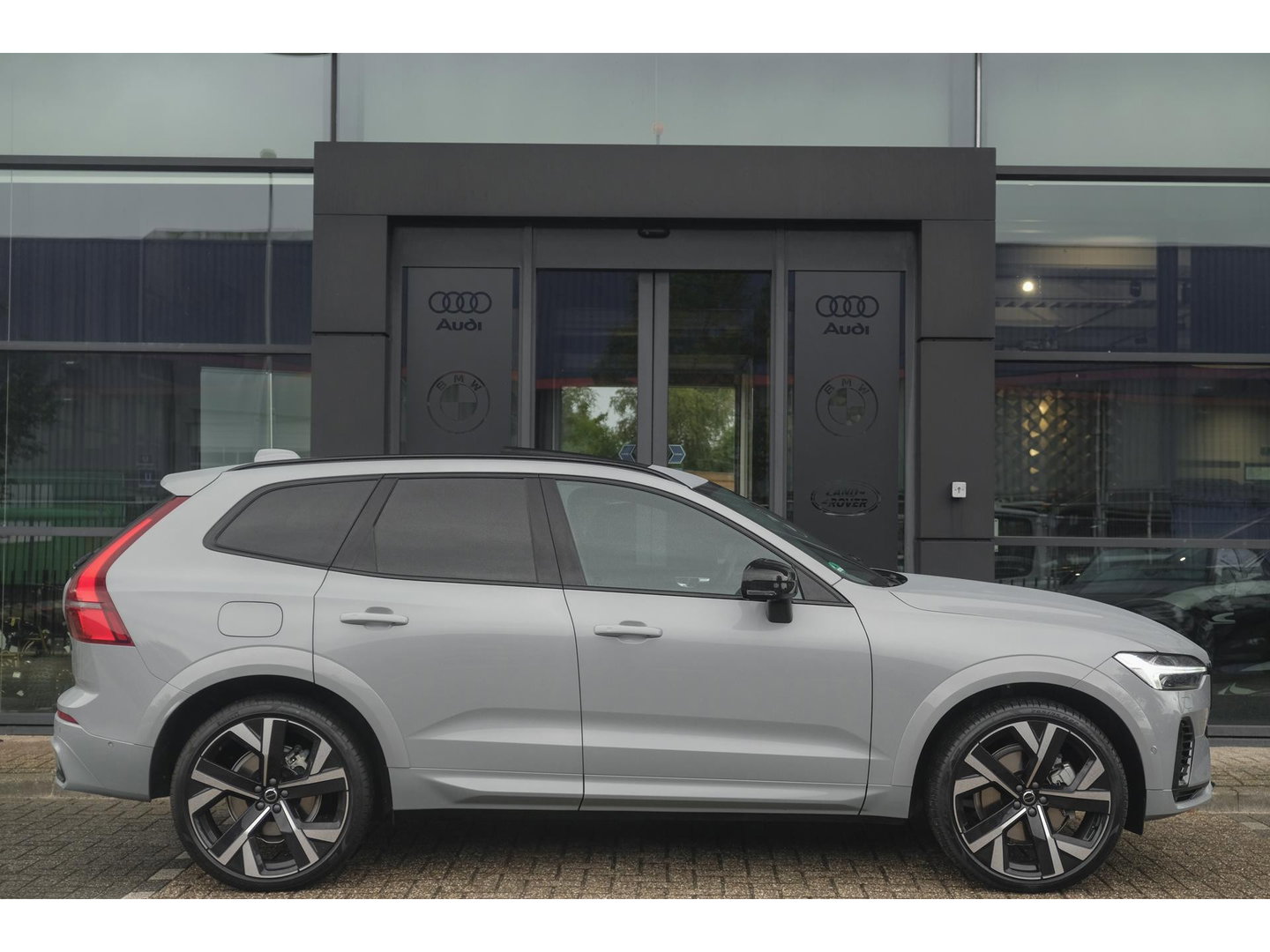Volvo XC60 2.0 T8 455pk Plus Black edition Panoramadak *BTW* Styling pack 22" LMV Harman/Kardon Bomvol!!