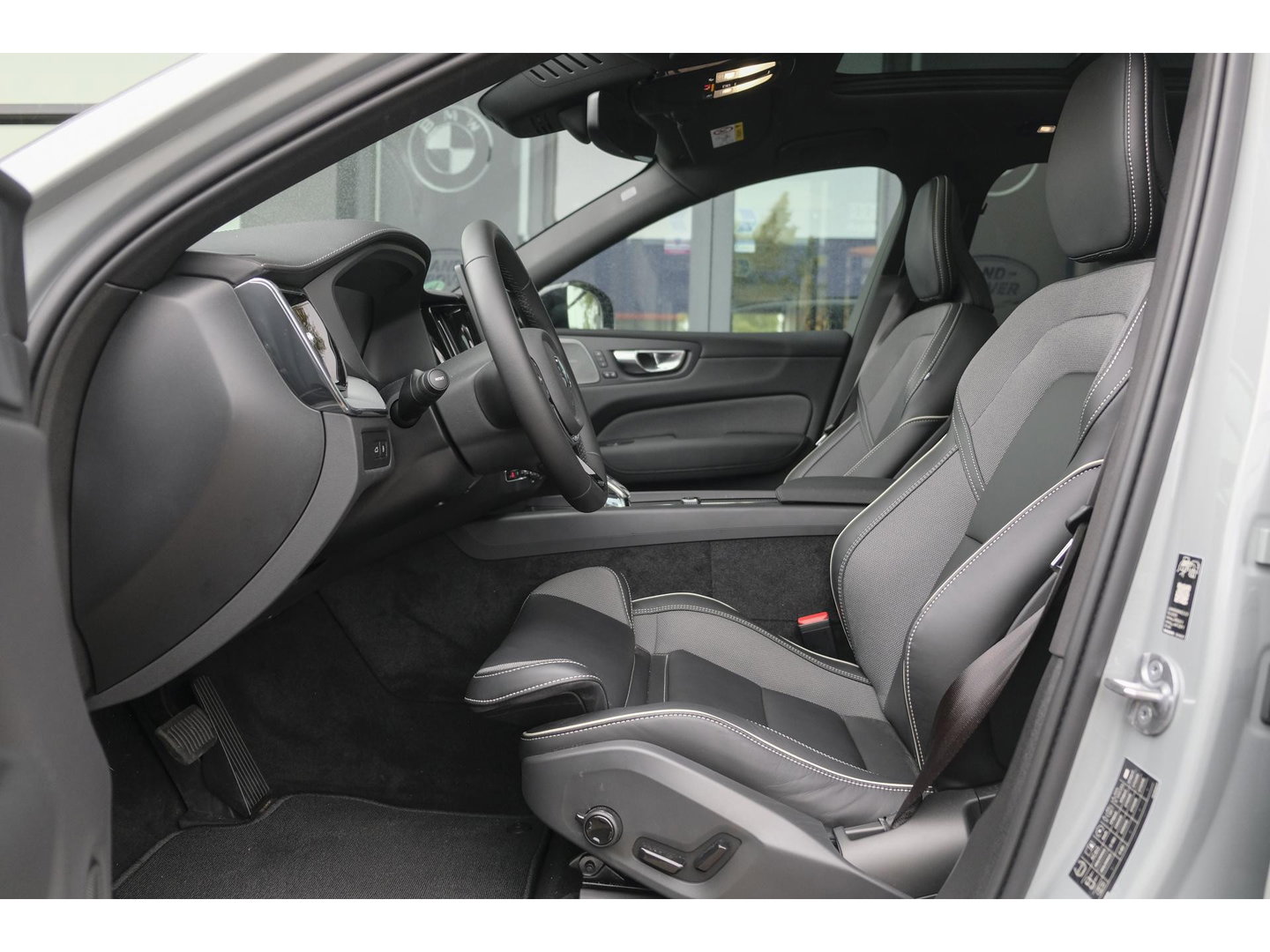 Volvo XC60 2.0 T8 455pk Plus Black edition Panoramadak *BTW* Styling pack 22" LMV Harman/Kardon Bomvol!!