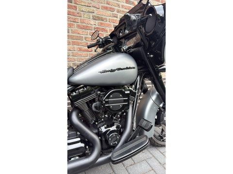 Harley Davidson 103 FLHXS Streetglide Street Glide  Special mat grijs blackout