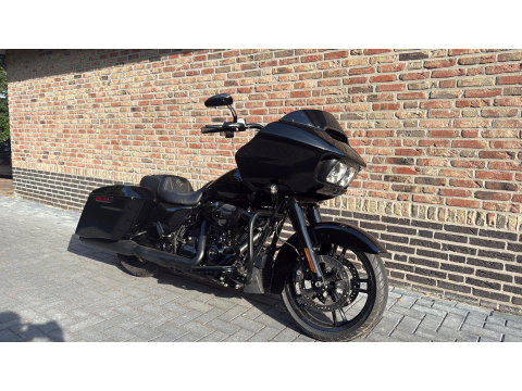 Harley Davidson Road Glide FLTRX Black Out CVO Vance & Hines Roadglide