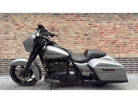 Harley Davidson 103 FLHXS Streetglide Street Glide  Special mat grijs blackout