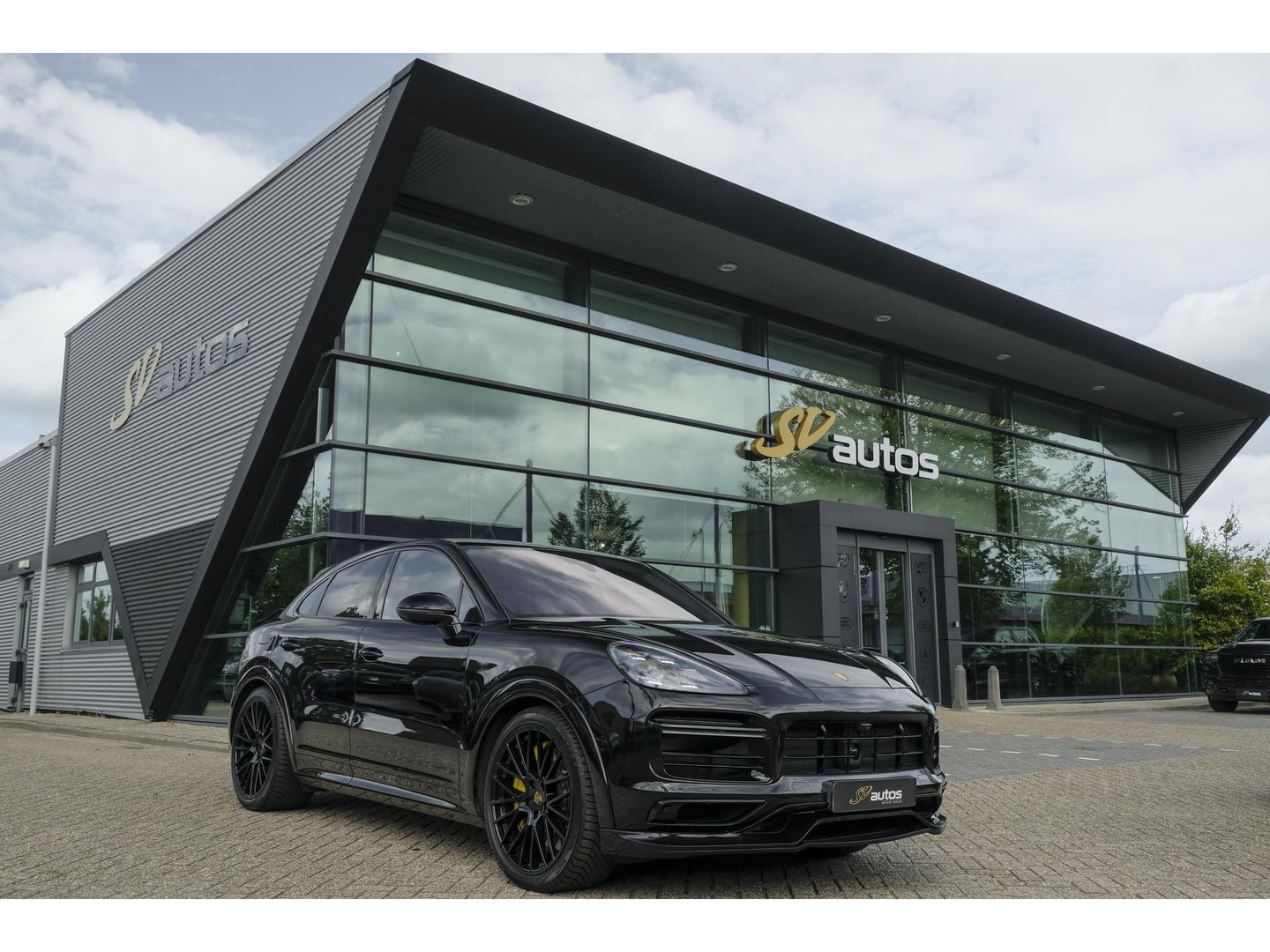 Porsche Cayenne Coupé 4.0 V8 Turbo S 680pk E-Hybrid Panoramadak *SOH 89%* Keramisch *BTW* Massage Trekhaak Stoelkoeling Luchtvering