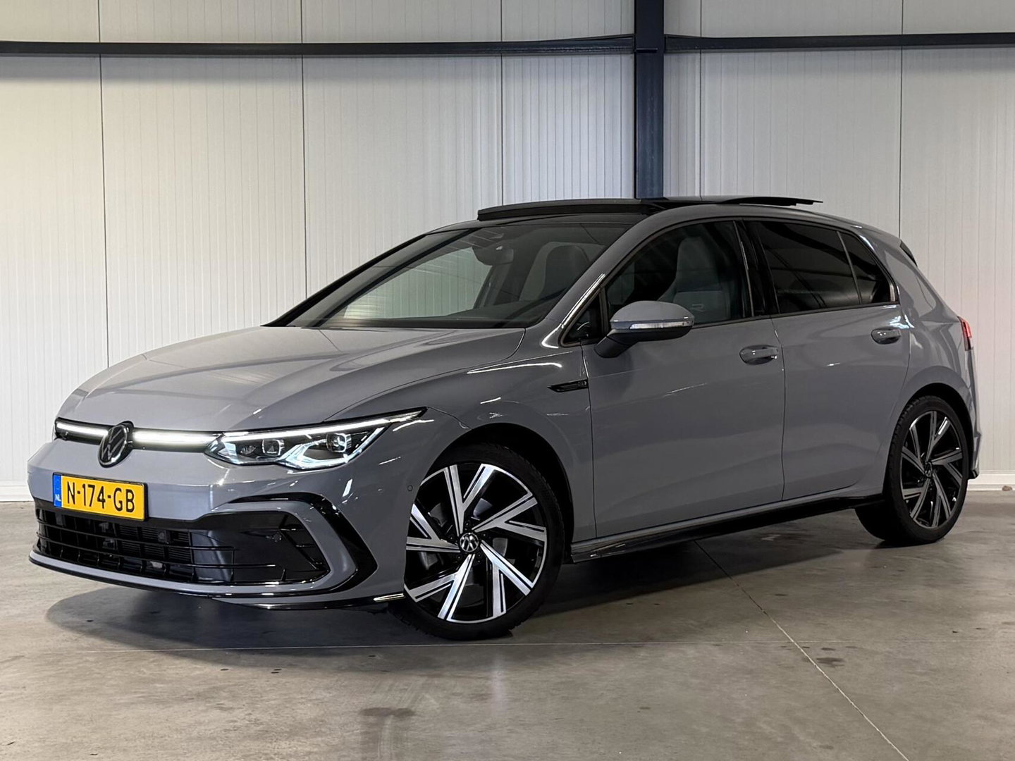 Volkswagen Golf 1.5 eTSI R-Line Pano Virtual Camera IQ Light