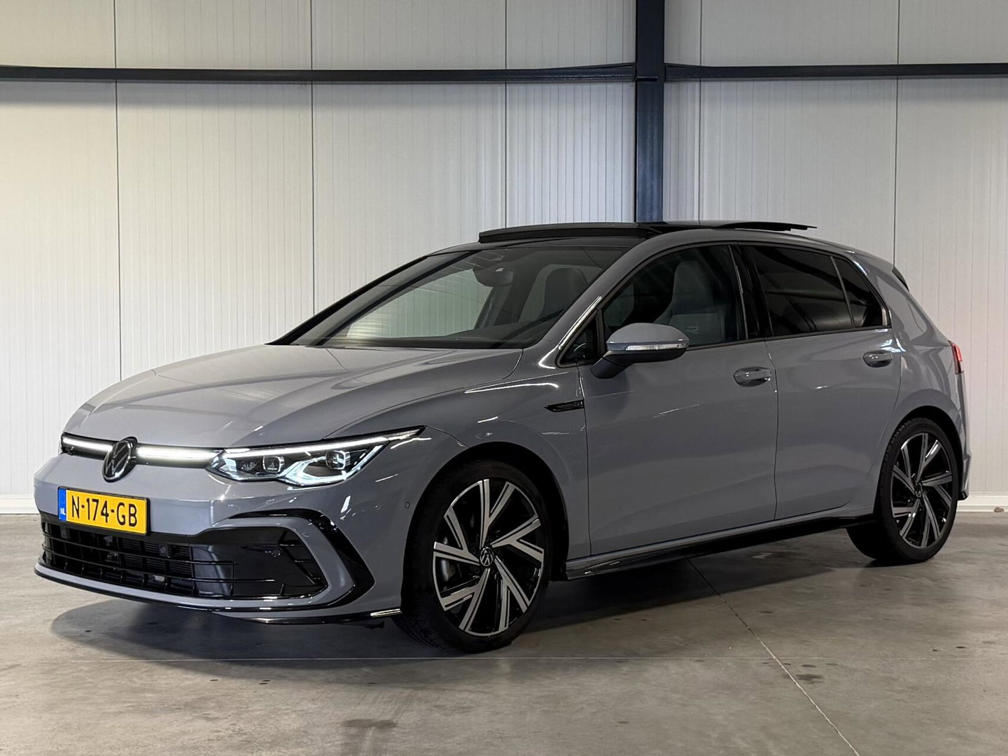Volkswagen Golf 1.5 eTSI R-Line Pano Virtual Camera IQ Light