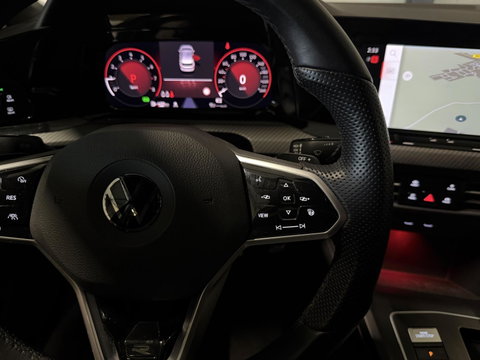 Volkswagen Golf 1.5 eTSI R-Line Pano Virtual Camera IQ Light