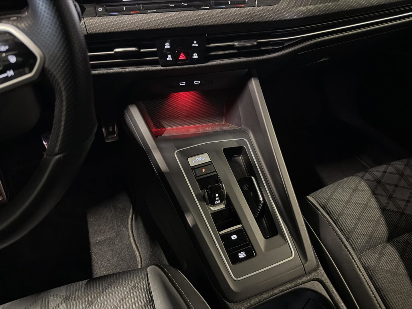 Volkswagen Golf 1.5 eTSI R-Line Pano Virtual Camera IQ Light