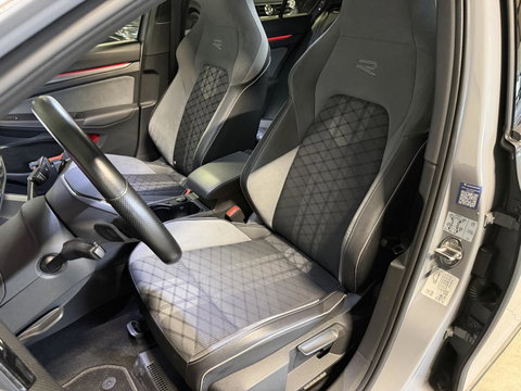 Volkswagen Golf 1.5 eTSI R-Line Pano Virtual Camera IQ Light