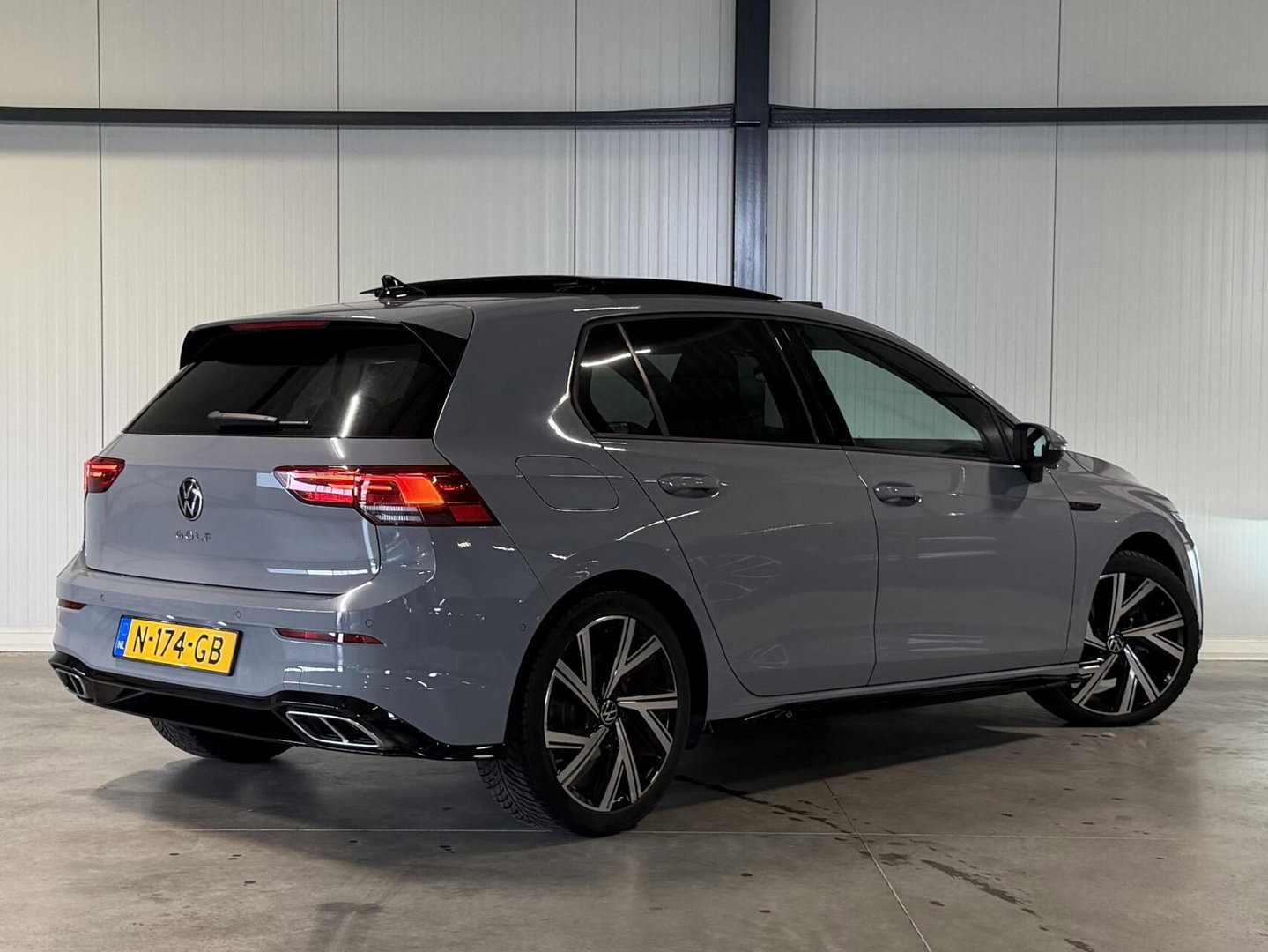 Volkswagen Golf 1.5 eTSI R-Line Pano Virtual Camera IQ Light