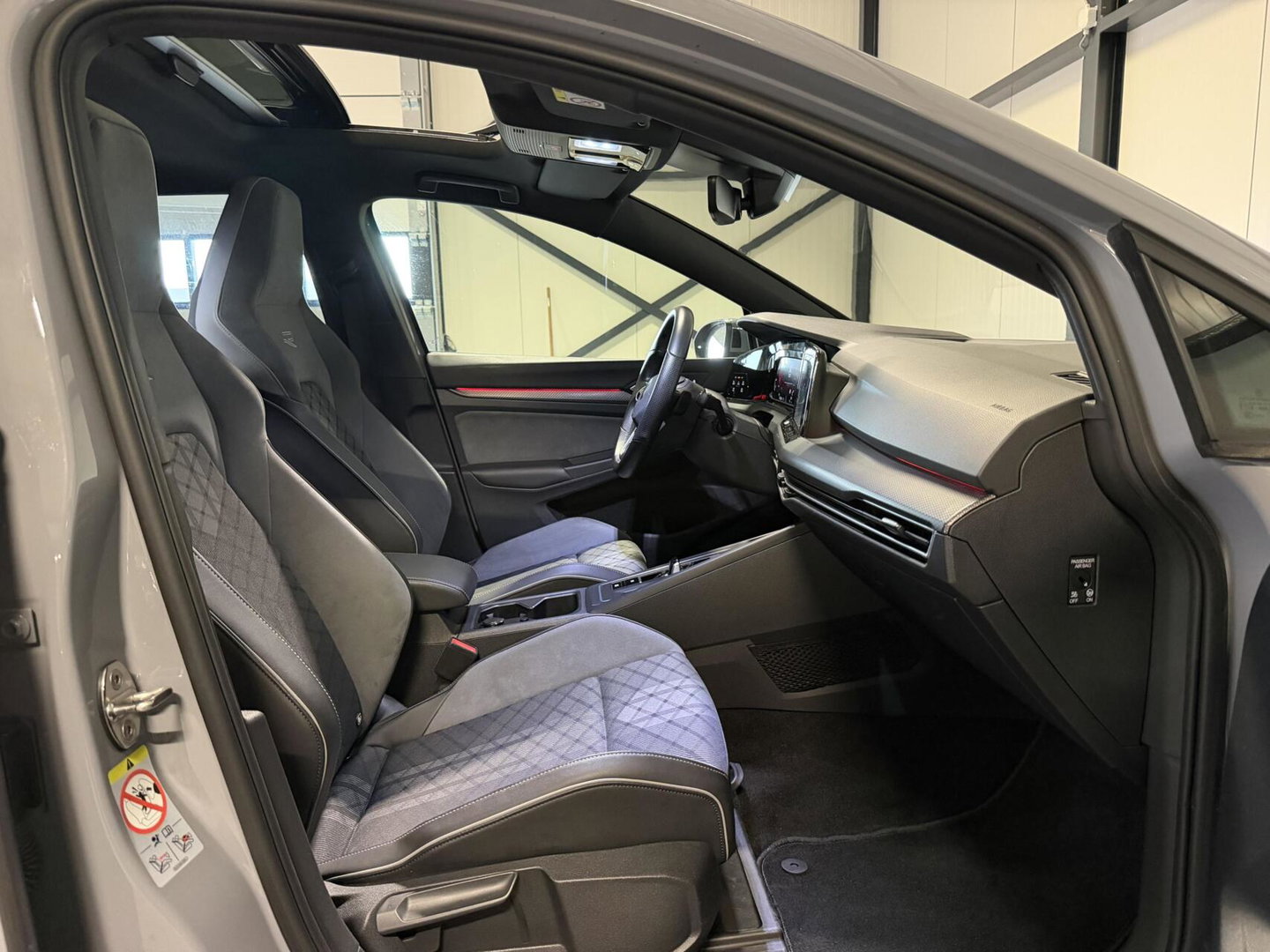 Volkswagen Golf 1.5 eTSI R-Line Pano Virtual Camera IQ Light