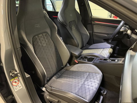 Volkswagen Golf 1.5 eTSI R-Line Pano Virtual Camera IQ Light