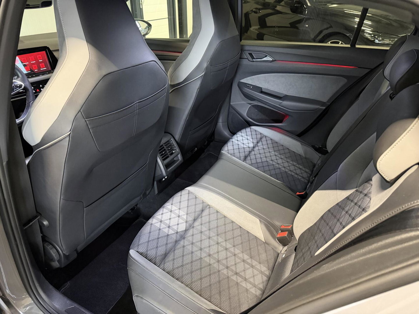 Volkswagen Golf 1.5 eTSI R-Line Pano Virtual Camera IQ Light