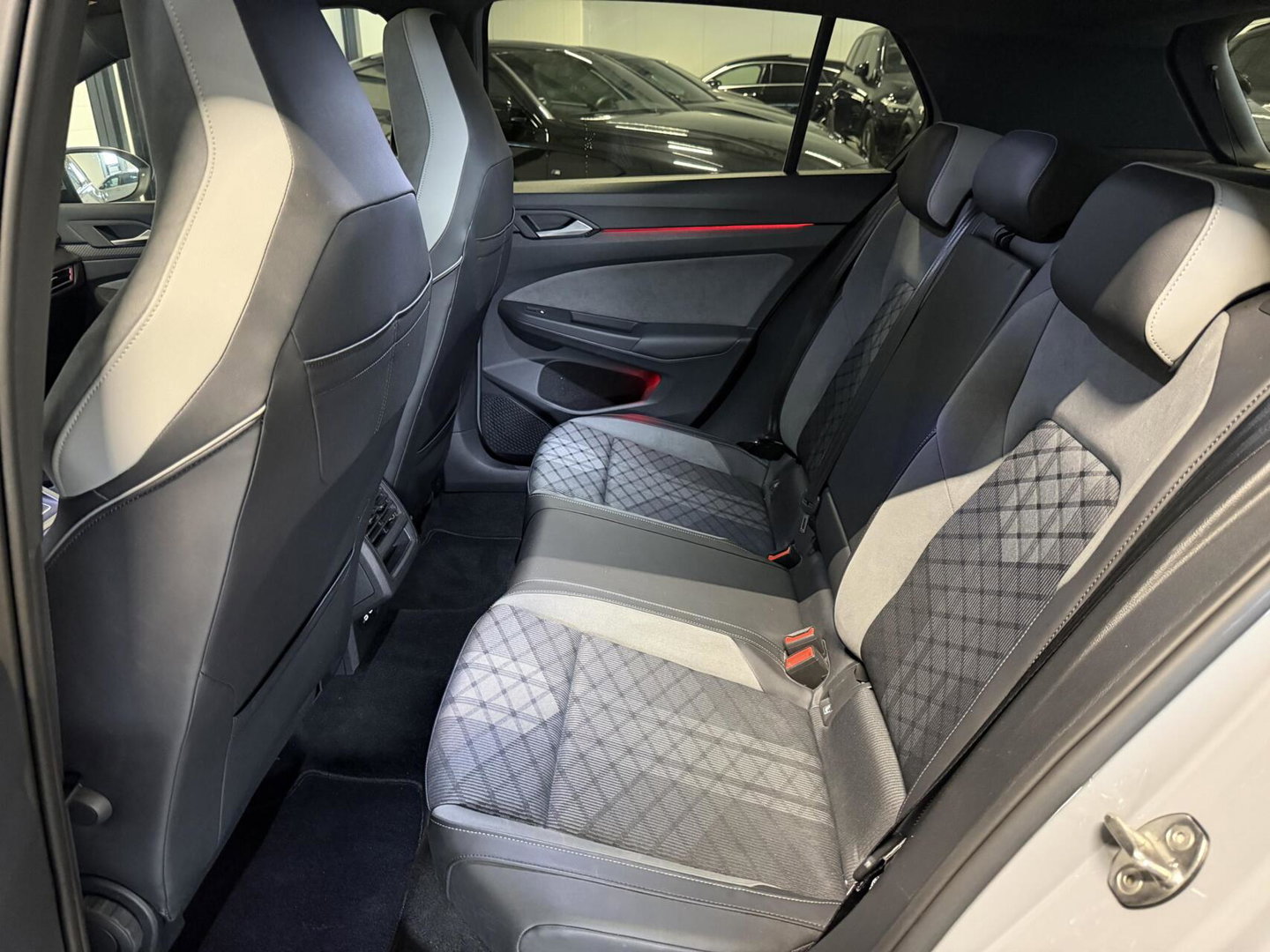 Volkswagen Golf 1.5 eTSI R-Line Pano Virtual Camera IQ Light