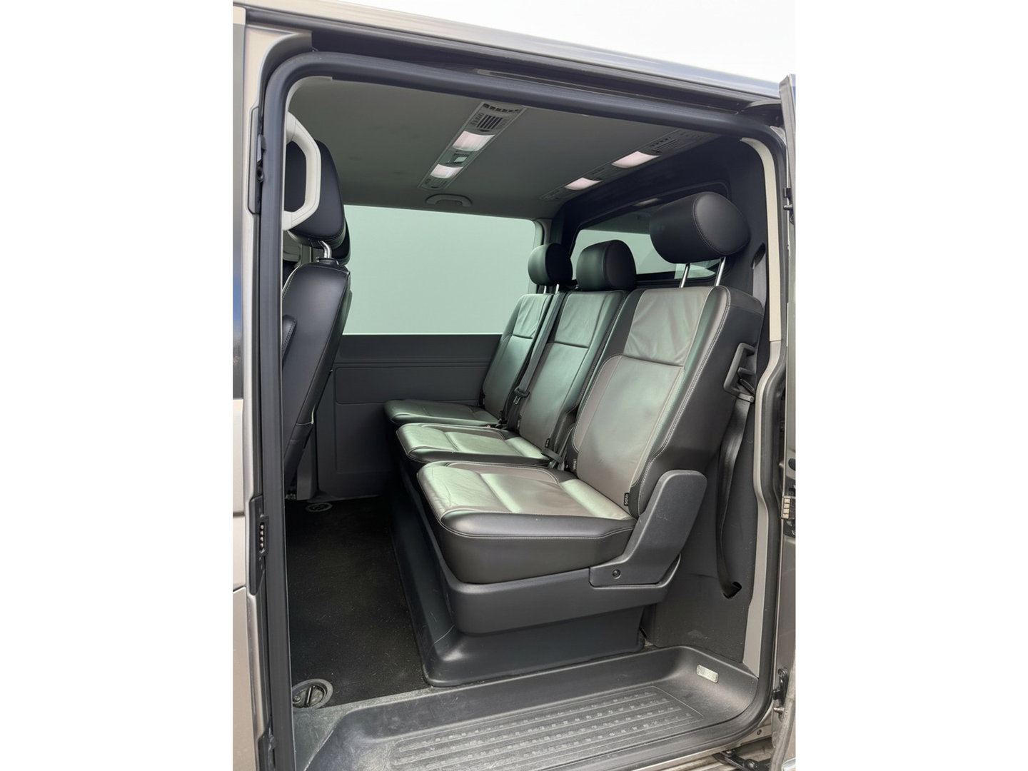 Volkswagen Transporter 2.0 TDI L2H1 30 DC Caravelle Virtual, Adaptieve Cruise, Camera, 2 x Electrische deur, 199pk, LED, Leder, Clima, Stoelverwarming, Carplay, Automaat, Uniek!