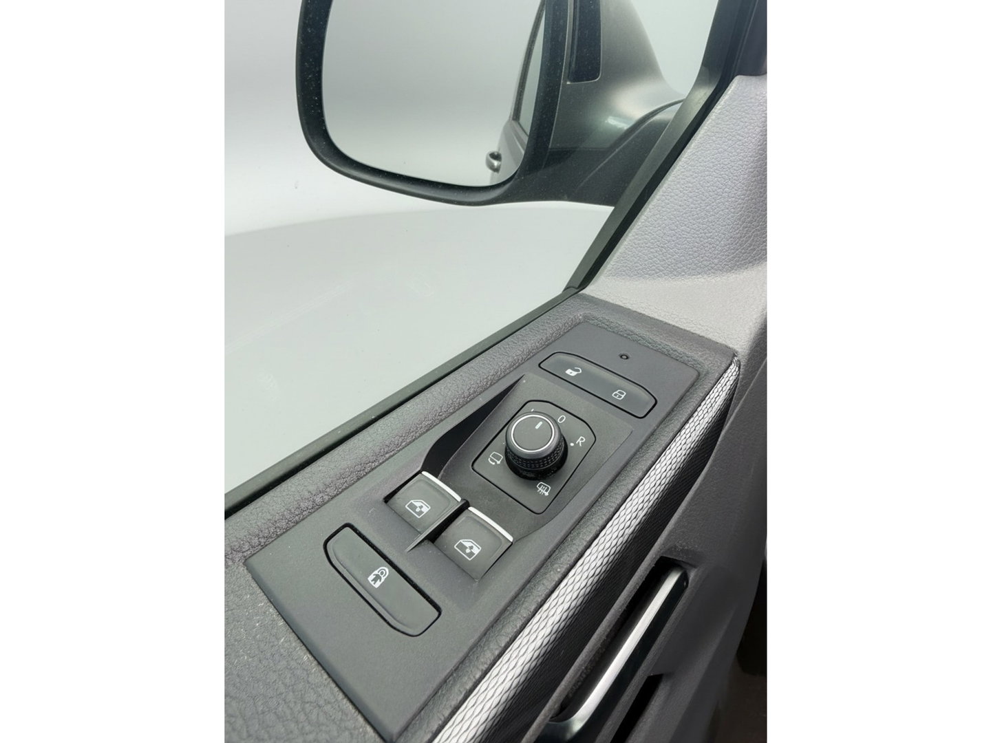 Volkswagen Transporter 2.0 TDI L2H1 30 DC Caravelle Virtual, Adaptieve Cruise, Camera, 2 x Electrische deur, 199pk, LED, Leder, Clima, Stoelverwarming, Carplay, Automaat, Uniek!