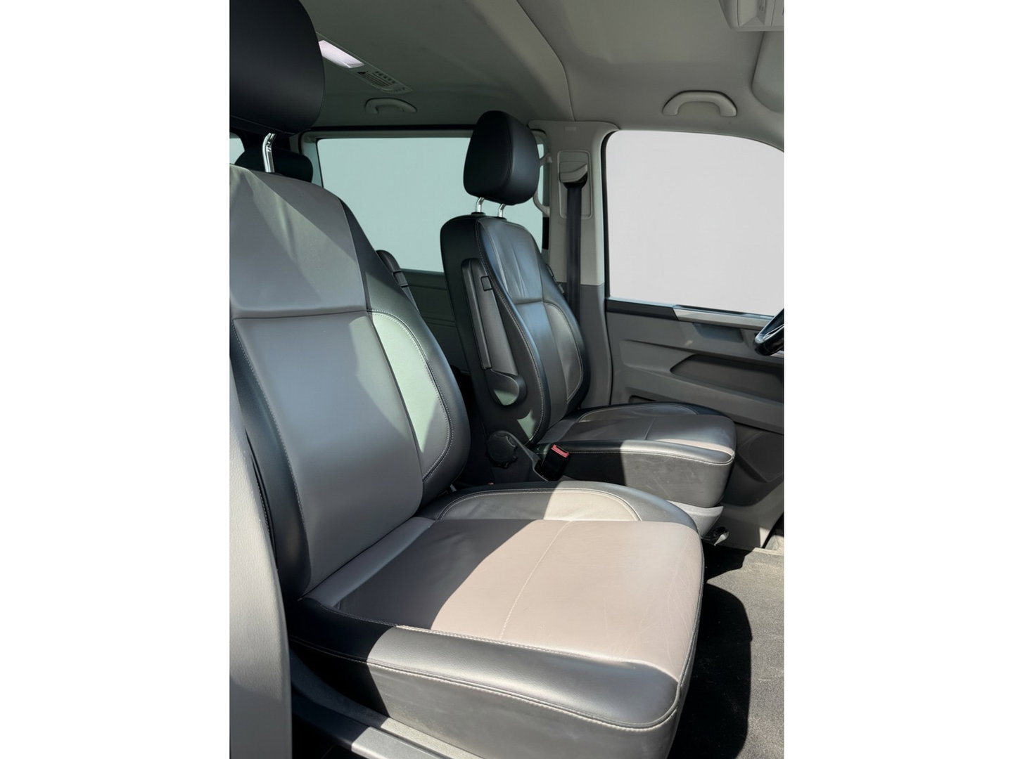 Volkswagen Transporter 2.0 TDI L2H1 30 DC Caravelle Virtual, Adaptieve Cruise, Camera, 2 x Electrische deur, 199pk, LED, Leder, Clima, Stoelverwarming, Carplay, Automaat, Uniek!