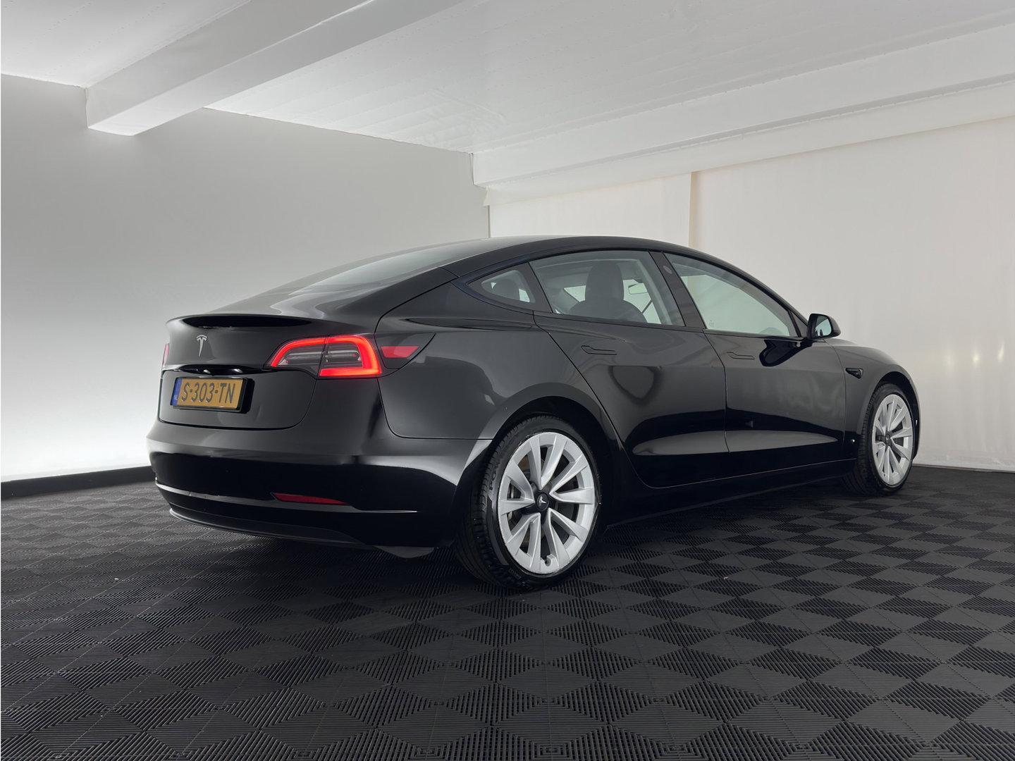 Tesla Model 3 RWD 60 kWh [ 3-Fase-11kW ] {SoH-88%} (INCL-BTW) Aut. *PANO | LEATHER | KEYLESS | FULL-LED | MEMORY-PACK | TOPVIEW | DAB | CARPLAY | DIGI-COCKPIT | LANE-ASSIST | HEATED-COMFORTSEATS | AUTOPILOT | 19"ALU*