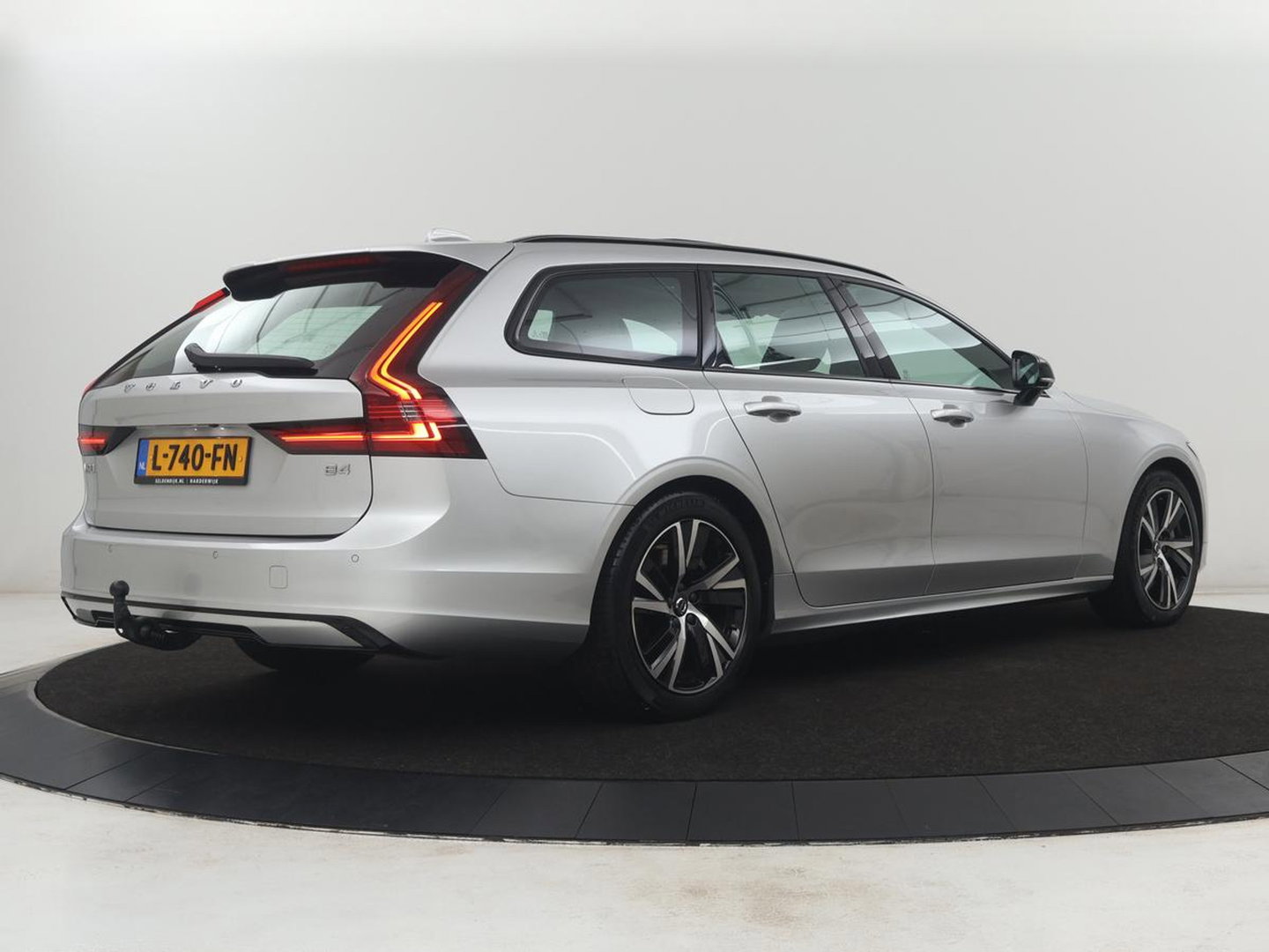 Volvo V90 2.0 B4 R-Design