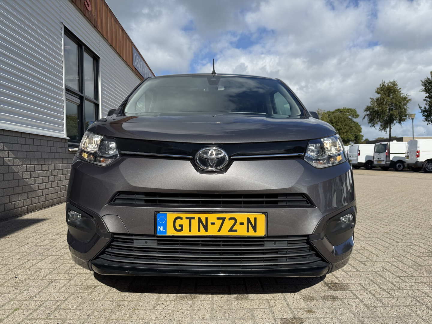 Toyota ProAce CITY Verso 1.2 Turbo 130pk Active Long 7 persoons / rolstoel lift / vaste prijs rijklaar € 24.950 marge / lease vanaf € 407 / automaat / camera / grijs metallic / dubbele schuifdeur / euro 6