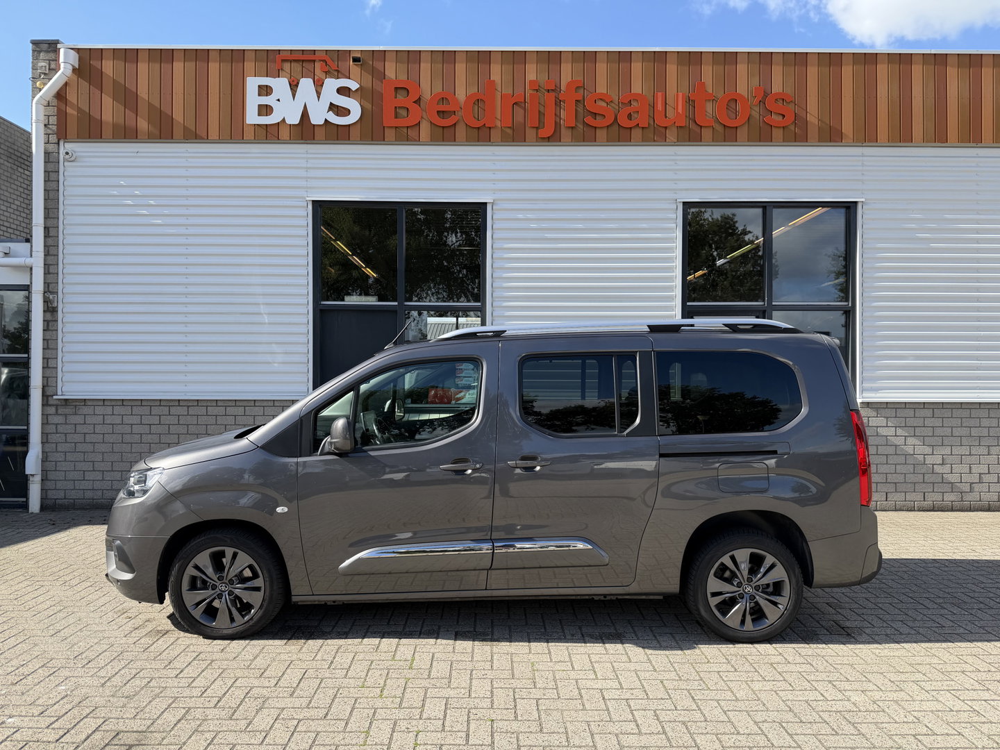 Toyota ProAce CITY Verso 1.2 Turbo 130pk Active Long 7 persoons / rolstoel lift / vaste prijs rijklaar € 24.950 marge / lease vanaf € 407 / automaat / camera / grijs metallic / dubbele schuifdeur / euro 6