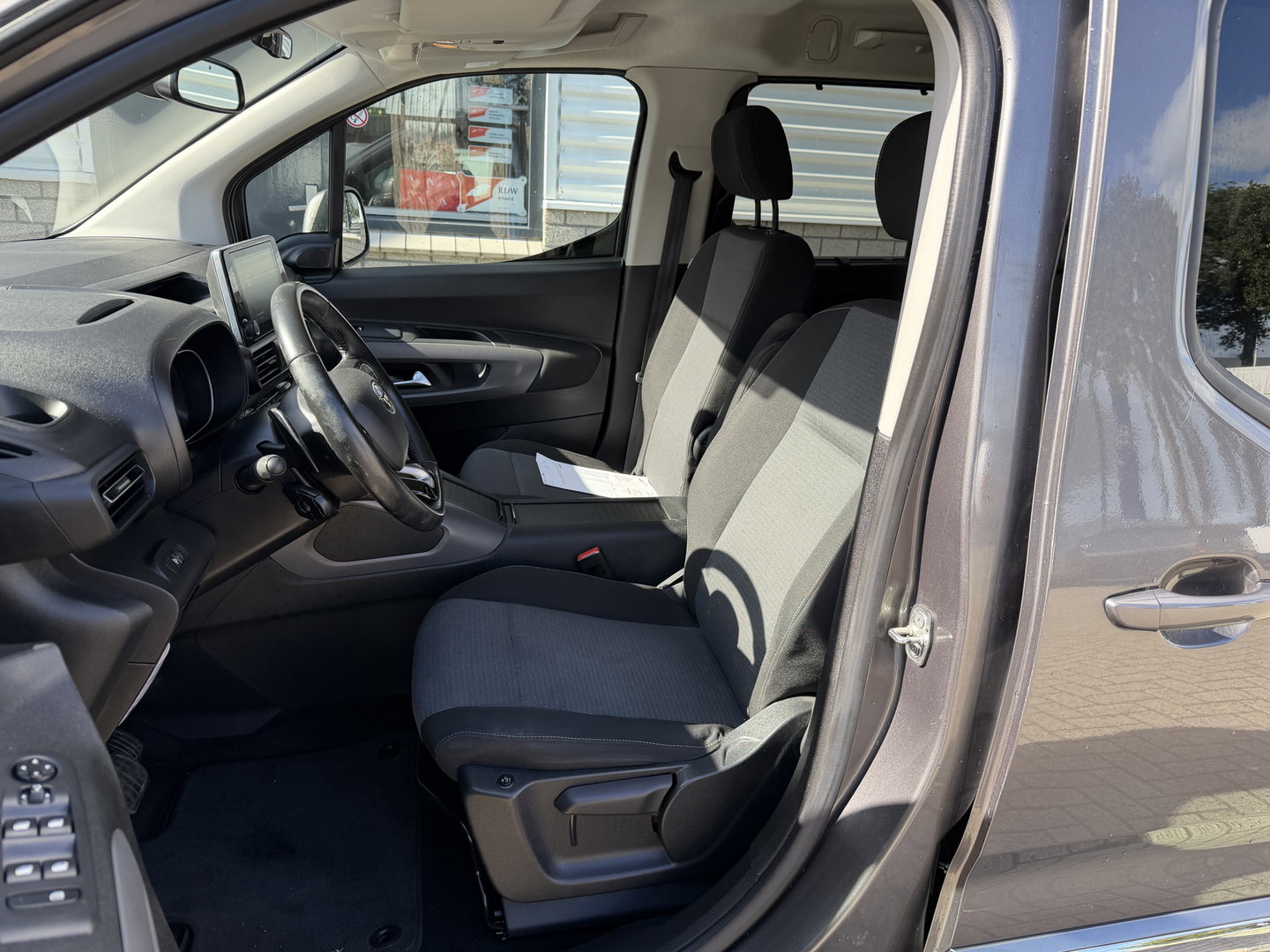 Toyota ProAce CITY Verso 1.2 Turbo 130pk Active Long 7 persoons / rolstoel lift / vaste prijs rijklaar € 24.950 marge / lease vanaf € 407 / automaat / camera / grijs metallic / dubbele schuifdeur / euro 6