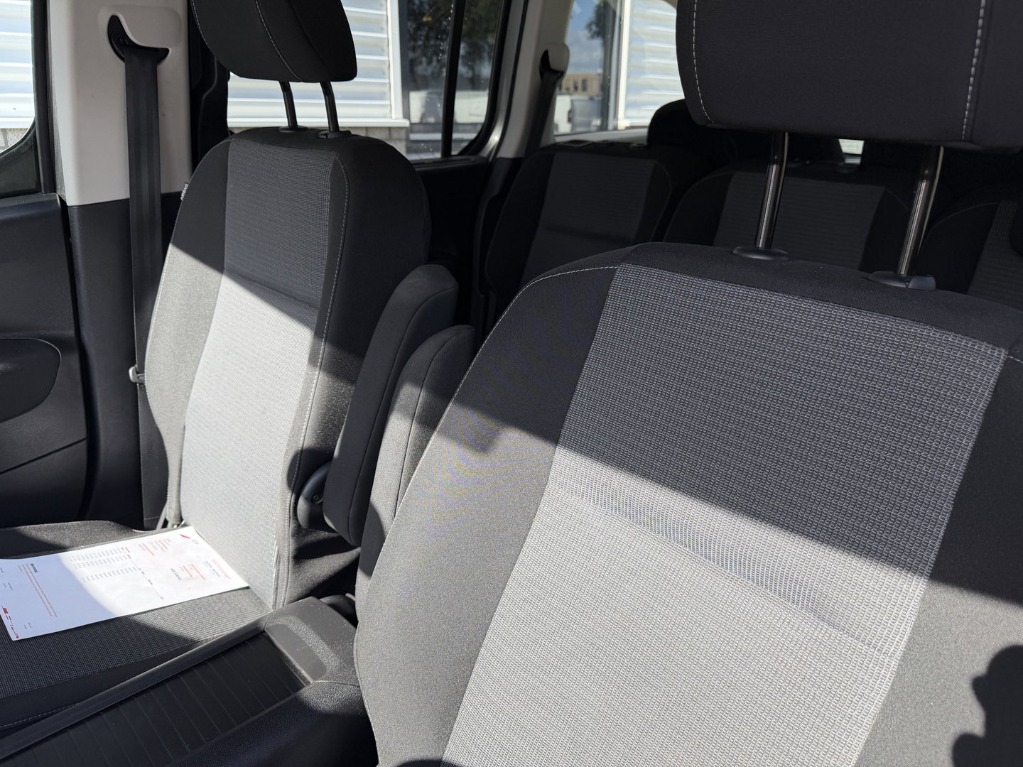 Toyota ProAce CITY Verso 1.2 Turbo 130pk Active Long 7 persoons / rolstoel lift / vaste prijs rijklaar € 24.950 marge / lease vanaf € 407 / automaat / camera / grijs metallic / dubbele schuifdeur / euro 6
