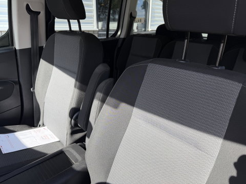 Toyota ProAce CITY Verso 1.2 Turbo 130pk Active Long 7 persoons / rolstoel lift / vaste prijs rijklaar € 24.950 marge / lease vanaf € 407 / automaat / camera / grijs metallic / dubbele schuifdeur / euro 6
