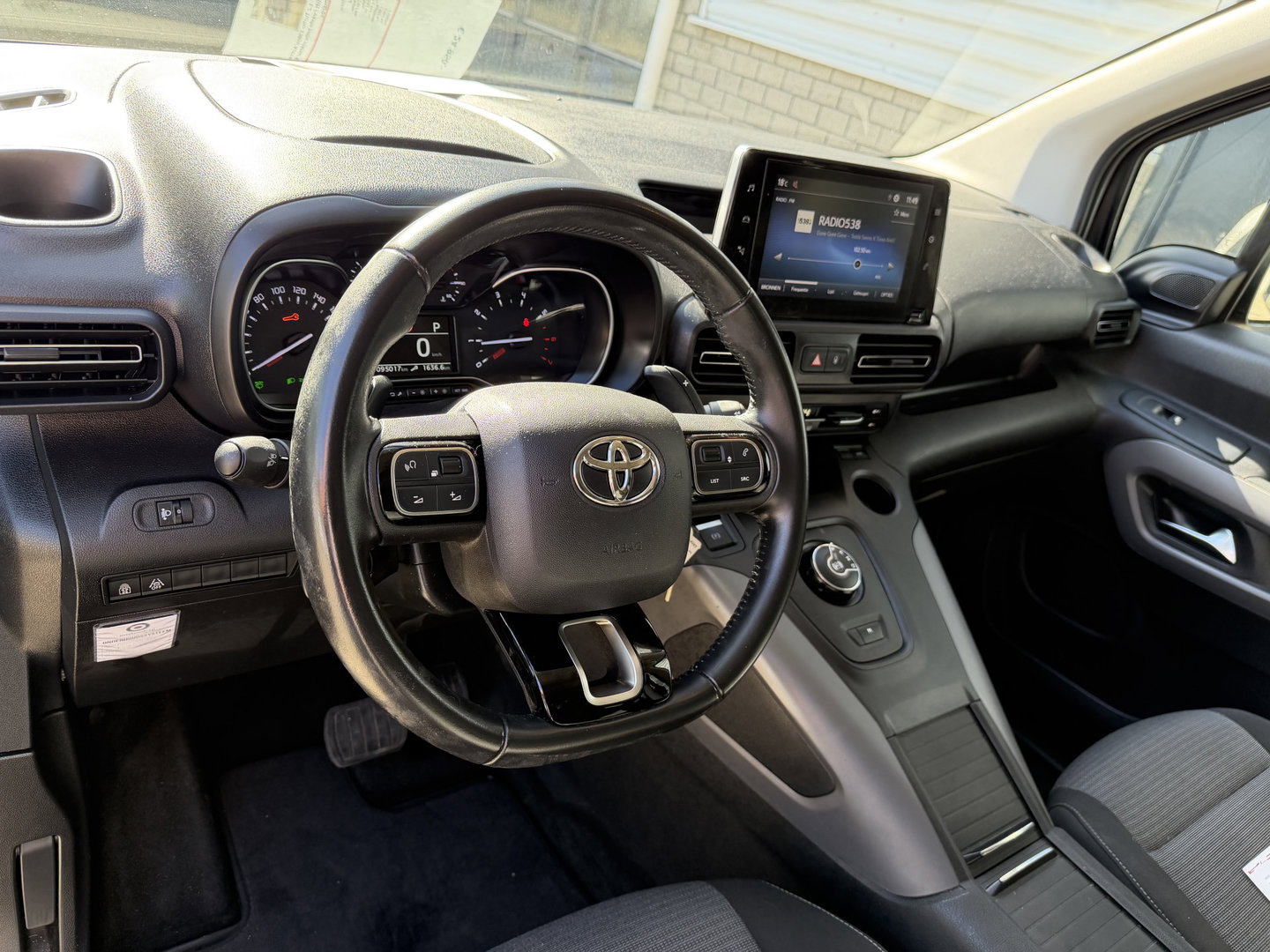 Toyota ProAce CITY Verso 1.2 Turbo 130pk Active Long 7 persoons / rolstoel lift / vaste prijs rijklaar € 24.950 marge / lease vanaf € 407 / automaat / camera / grijs metallic / dubbele schuifdeur / euro 6