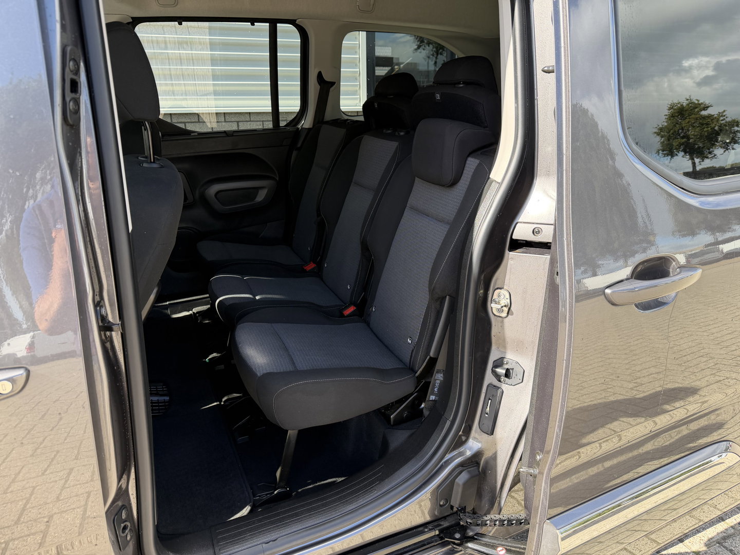 Toyota ProAce CITY Verso 1.2 Turbo 130pk Active Long 7 persoons / rolstoel lift / vaste prijs rijklaar € 24.950 marge / lease vanaf € 407 / automaat / camera / grijs metallic / dubbele schuifdeur / euro 6