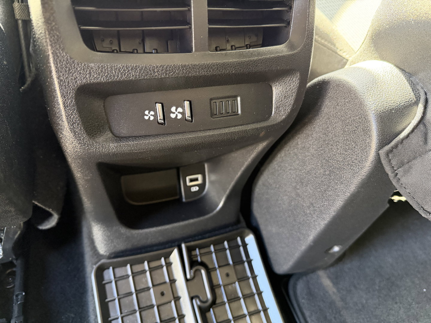 Toyota ProAce CITY Verso 1.2 Turbo 130pk Active Long 7 persoons / rolstoel lift / vaste prijs rijklaar € 24.950 marge / lease vanaf € 407 / automaat / camera / grijs metallic / dubbele schuifdeur / euro 6