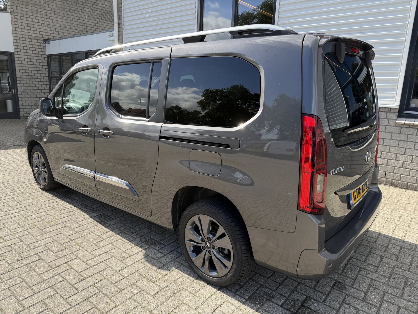 Toyota ProAce CITY Verso 1.2 Turbo 130pk Active Long 7 persoons / rolstoel lift / vaste prijs rijklaar € 24.950 marge / lease vanaf € 407 / automaat / camera / grijs metallic / dubbele schuifdeur / euro 6