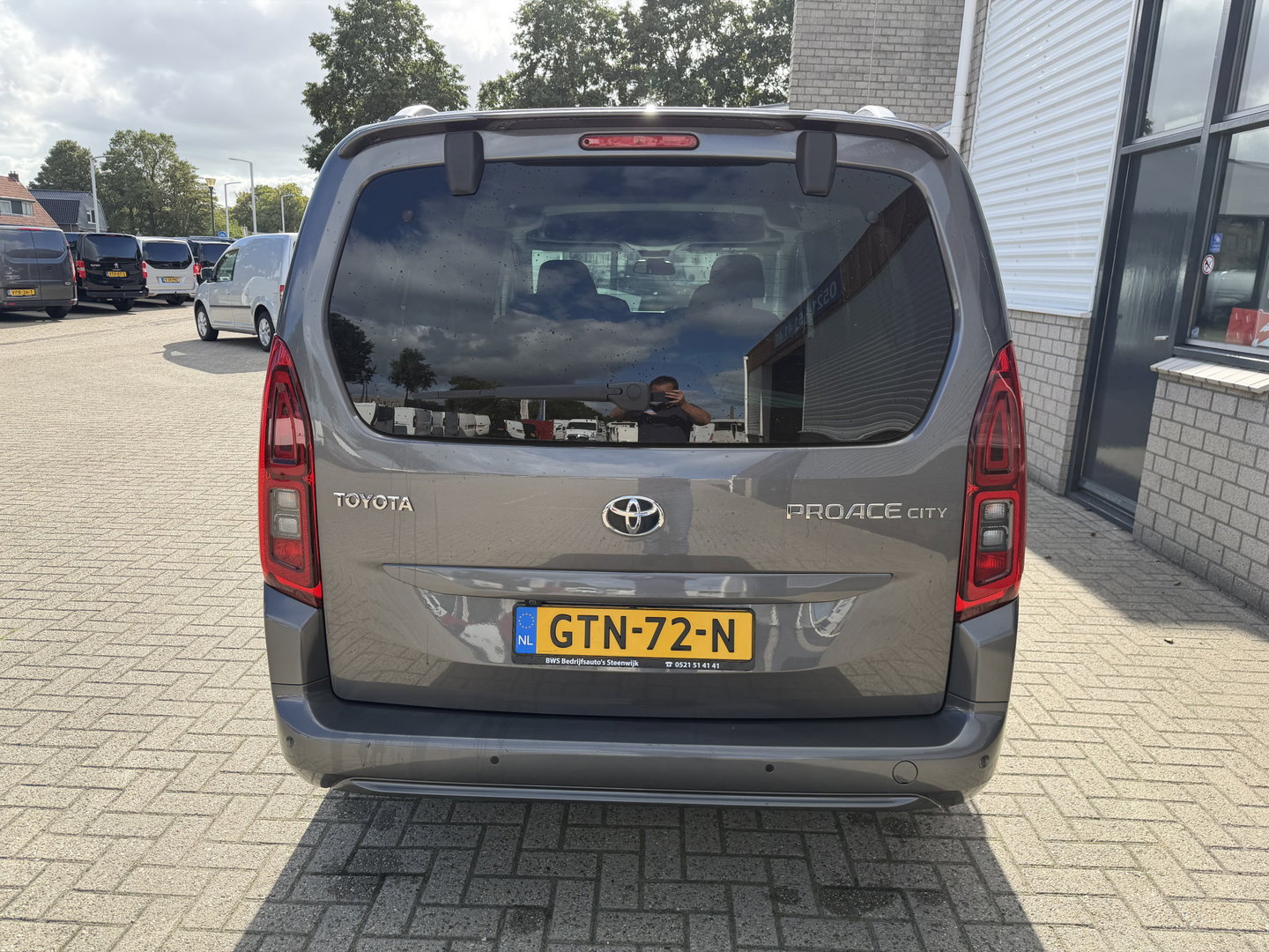Toyota ProAce CITY Verso 1.2 Turbo 130pk Active Long 7 persoons / rolstoel lift / vaste prijs rijklaar € 24.950 marge / lease vanaf € 407 / automaat / camera / grijs metallic / dubbele schuifdeur / euro 6