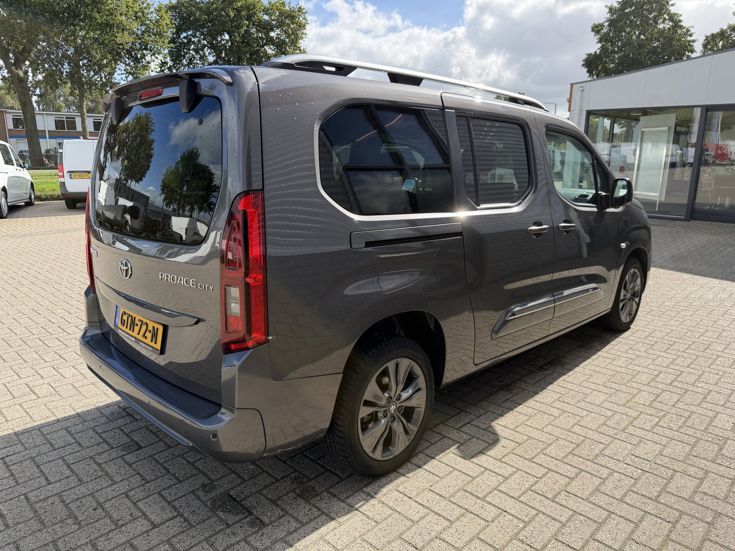 Toyota ProAce CITY Verso 1.2 Turbo 130pk Active Long 7 persoons / rolstoel lift / vaste prijs rijklaar € 24.950 marge / lease vanaf € 407 / automaat / camera / grijs metallic / dubbele schuifdeur / euro 6