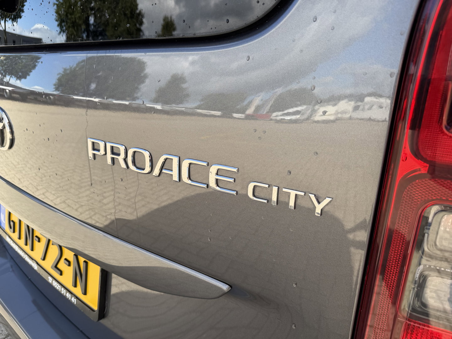 Toyota ProAce CITY Verso 1.2 Turbo 130pk Active Long 7 persoons / rolstoel lift / vaste prijs rijklaar € 24.950 marge / lease vanaf € 407 / automaat / camera / grijs metallic / dubbele schuifdeur / euro 6