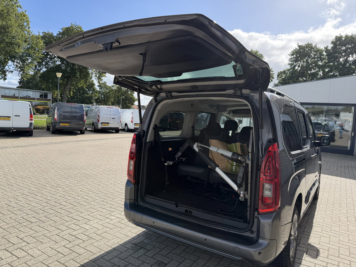 Toyota ProAce CITY Verso 1.2 Turbo 130pk Active Long 7 persoons / rolstoel lift / vaste prijs rijklaar € 24.950 marge / lease vanaf € 407 / automaat / camera / grijs metallic / dubbele schuifdeur / euro 6