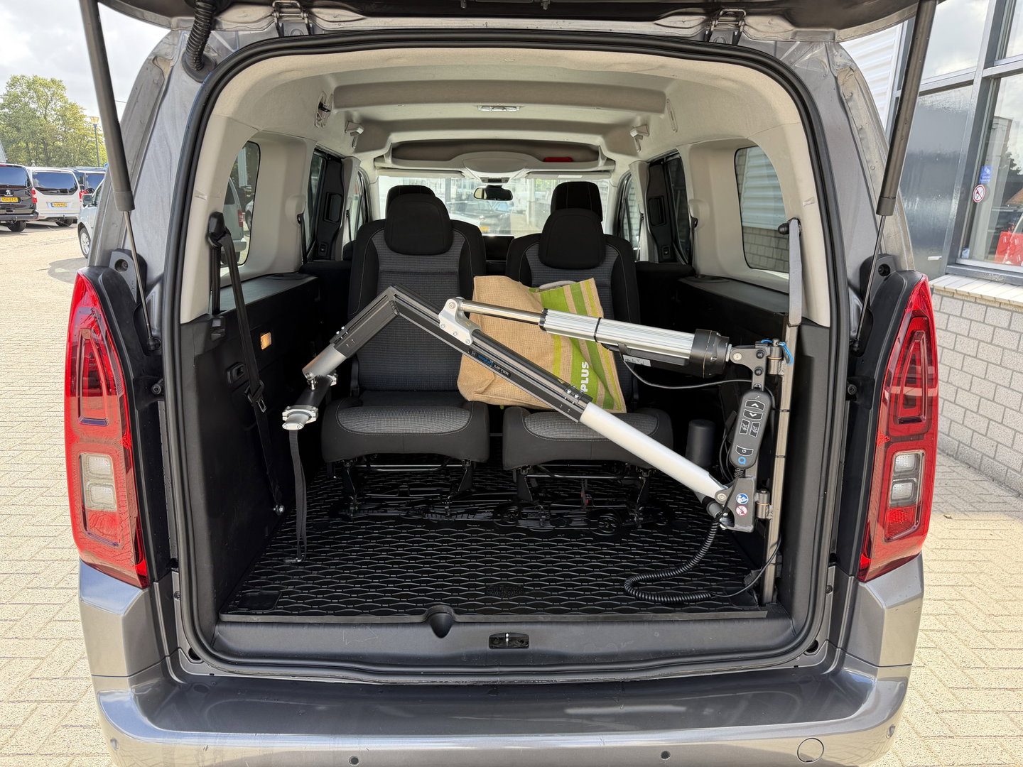 Toyota ProAce CITY Verso 1.2 Turbo 130pk Active Long 7 persoons / rolstoel lift / vaste prijs rijklaar € 24.950 marge / lease vanaf € 407 / automaat / camera / grijs metallic / dubbele schuifdeur / euro 6