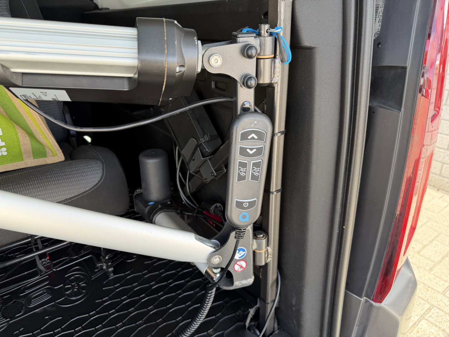 Toyota ProAce CITY Verso 1.2 Turbo 130pk Active Long 7 persoons / rolstoel lift / vaste prijs rijklaar € 24.950 marge / lease vanaf € 407 / automaat / camera / grijs metallic / dubbele schuifdeur / euro 6
