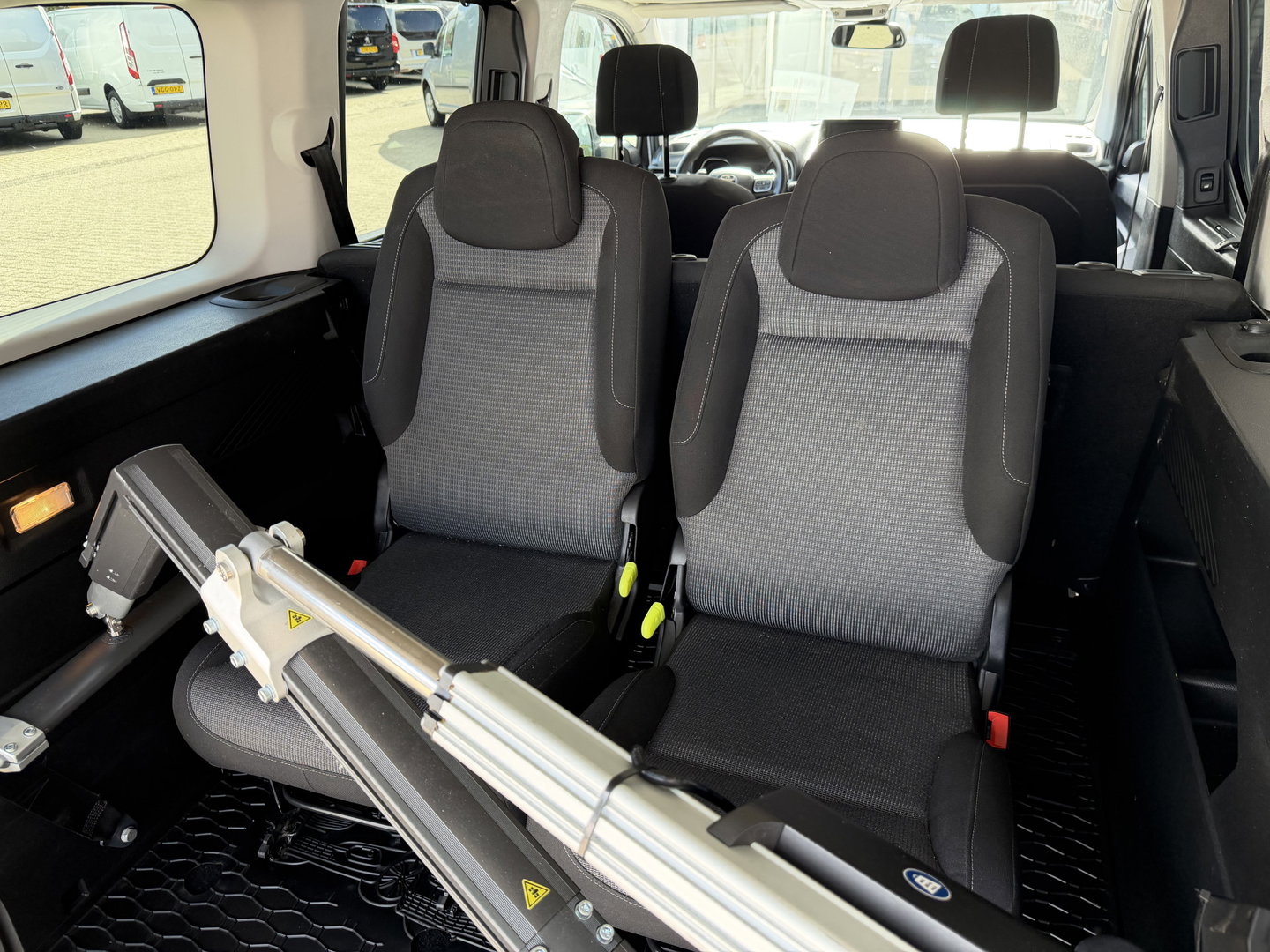 Toyota ProAce CITY Verso 1.2 Turbo 130pk Active Long 7 persoons / rolstoel lift / vaste prijs rijklaar € 24.950 marge / lease vanaf € 407 / automaat / camera / grijs metallic / dubbele schuifdeur / euro 6