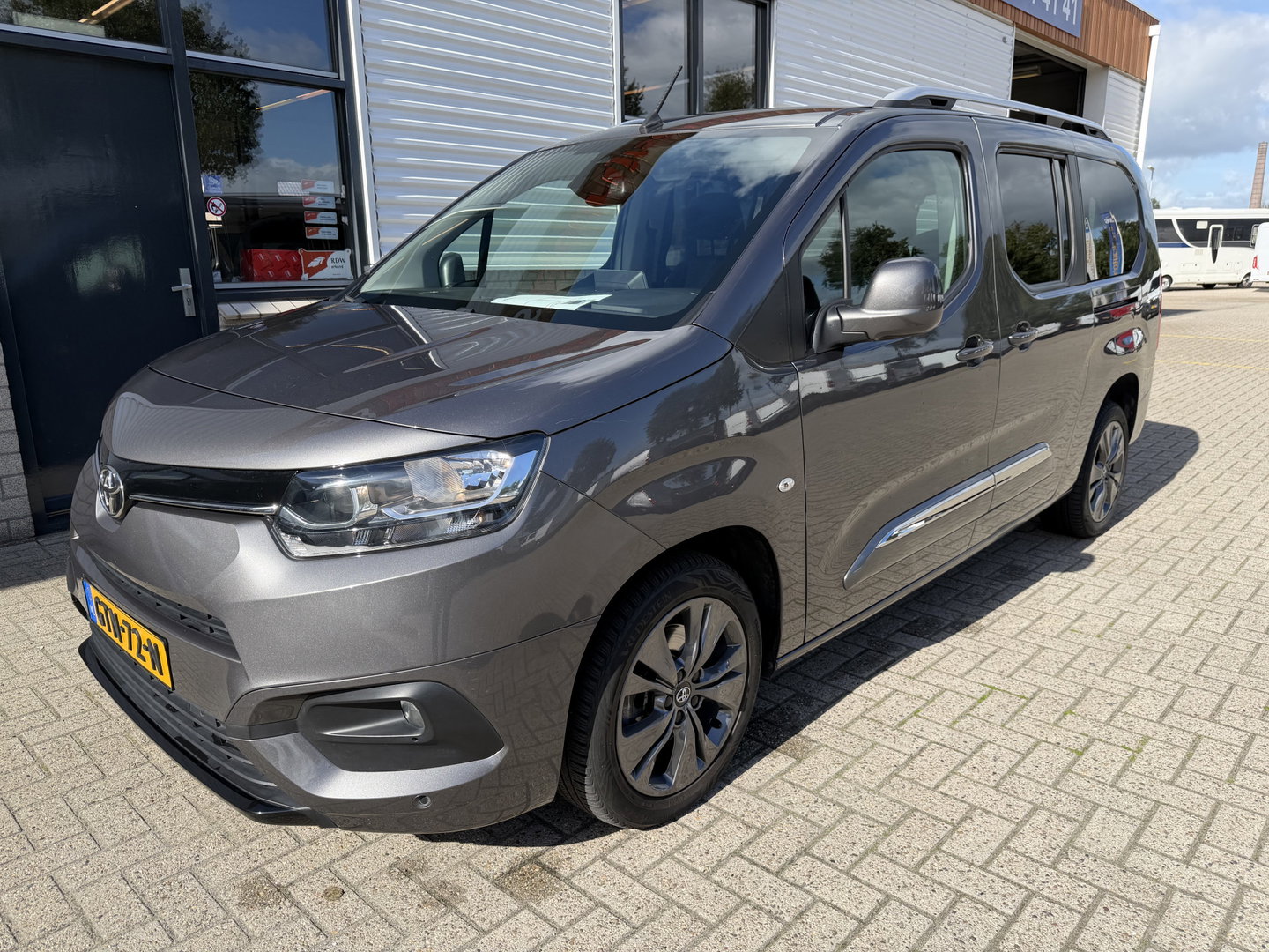 Toyota ProAce CITY Verso 1.2 Turbo 130pk Active Long 7 persoons / rolstoel lift / vaste prijs rijklaar € 24.950 marge / lease vanaf € 407 / automaat / camera / grijs metallic / dubbele schuifdeur / euro 6