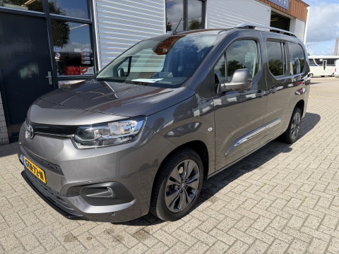 Toyota ProAce CITY Verso 1.2 Turbo 130pk Active Long 7 persoons / rolstoel lift / vaste prijs rijklaar € 24.950 marge / lease vanaf € 407 / automaat / camera / grijs metallic / dubbele schuifdeur / euro 6