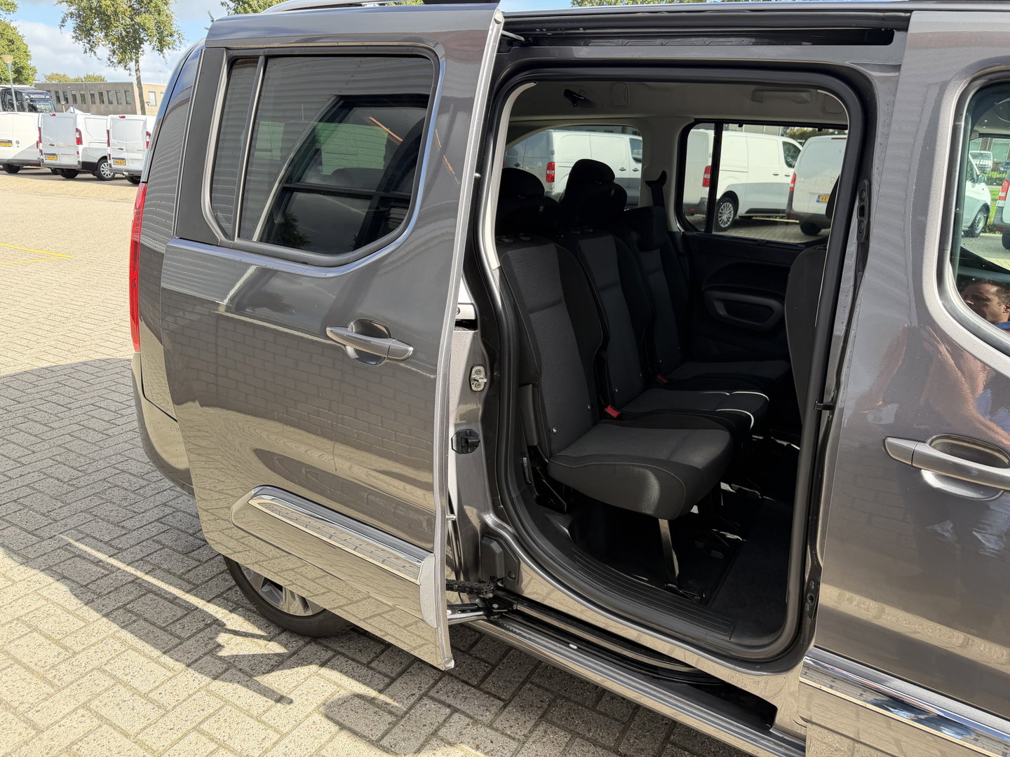 Toyota ProAce CITY Verso 1.2 Turbo 130pk Active Long 7 persoons / rolstoel lift / vaste prijs rijklaar € 24.950 marge / lease vanaf € 407 / automaat / camera / grijs metallic / dubbele schuifdeur / euro 6