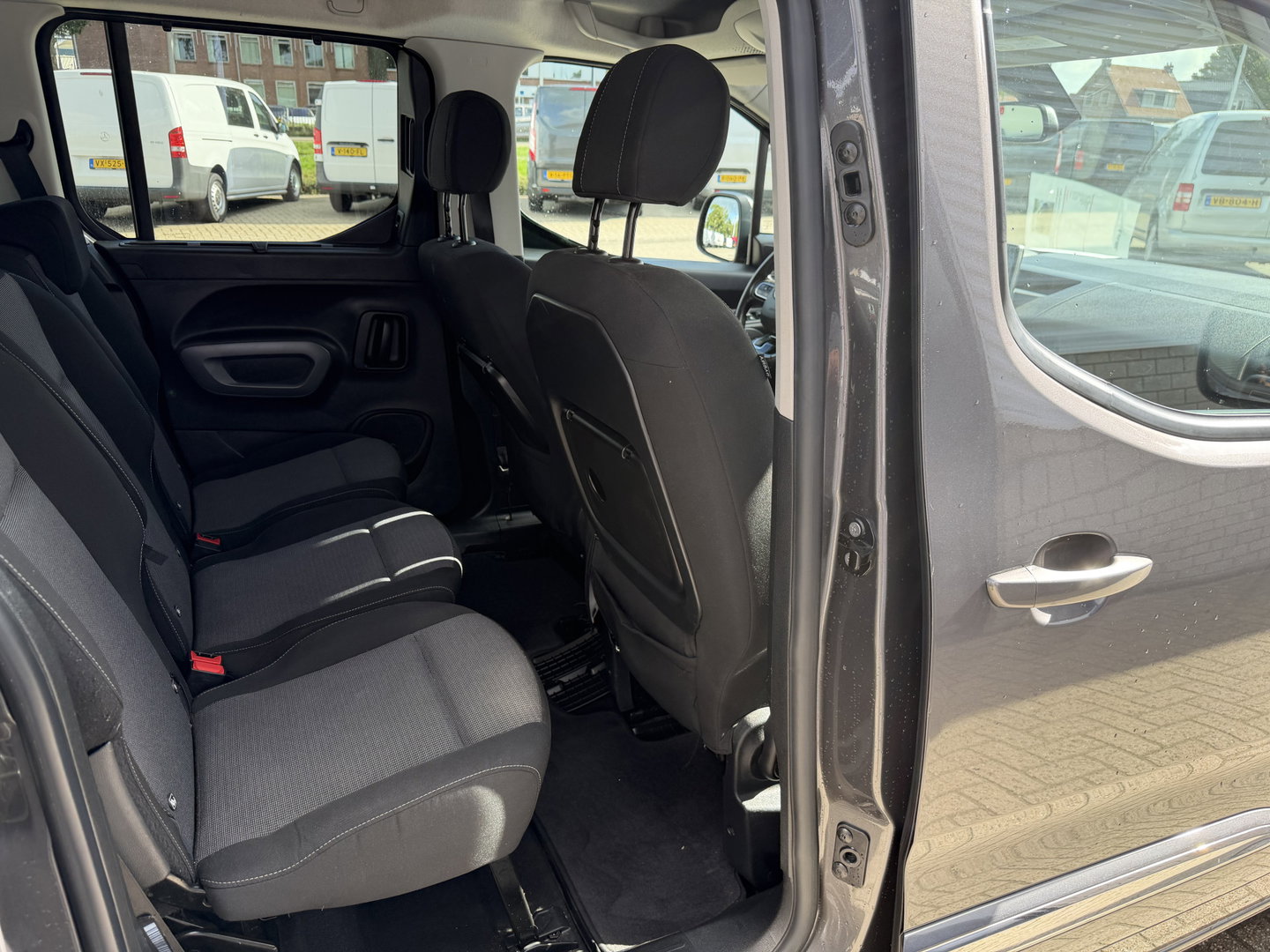 Toyota ProAce CITY Verso 1.2 Turbo 130pk Active Long 7 persoons / rolstoel lift / vaste prijs rijklaar € 24.950 marge / lease vanaf € 407 / automaat / camera / grijs metallic / dubbele schuifdeur / euro 6