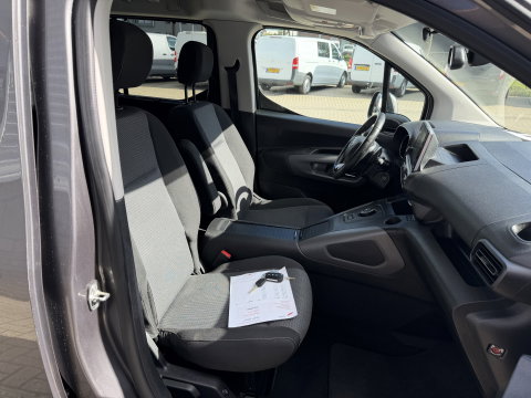 Toyota ProAce CITY Verso 1.2 Turbo 130pk Active Long 7 persoons / rolstoel lift / vaste prijs rijklaar € 24.950 marge / lease vanaf € 407 / automaat / camera / grijs metallic / dubbele schuifdeur / euro 6