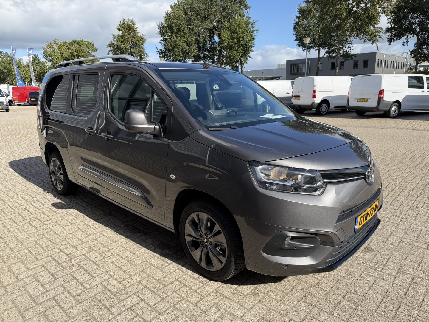 Toyota ProAce CITY Verso 1.2 Turbo 130pk Active Long 7 persoons / rolstoel lift / vaste prijs rijklaar € 24.950 marge / lease vanaf € 407 / automaat / camera / grijs metallic / dubbele schuifdeur / euro 6